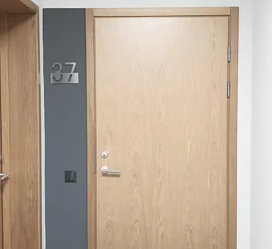 Koka ārdurvis un iekšdurvis